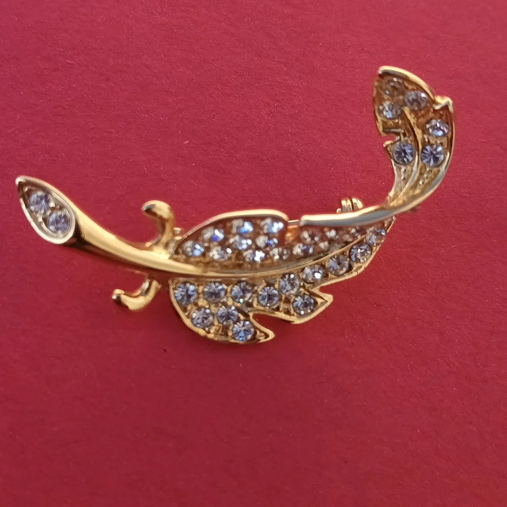 Vintage Gold tone rhinestone feather pin/brooch. - Picture 10 of 10